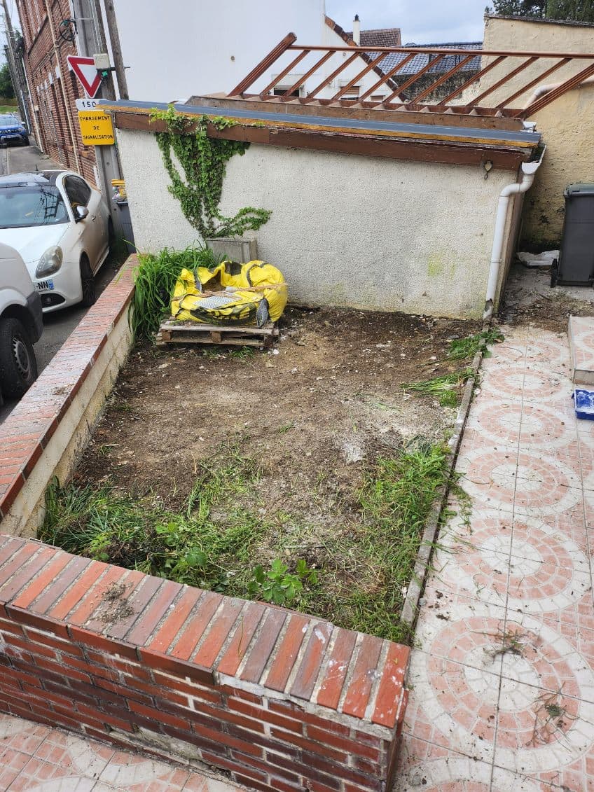 Débarras complet d'une cour à Bruay-la-Buissière — après